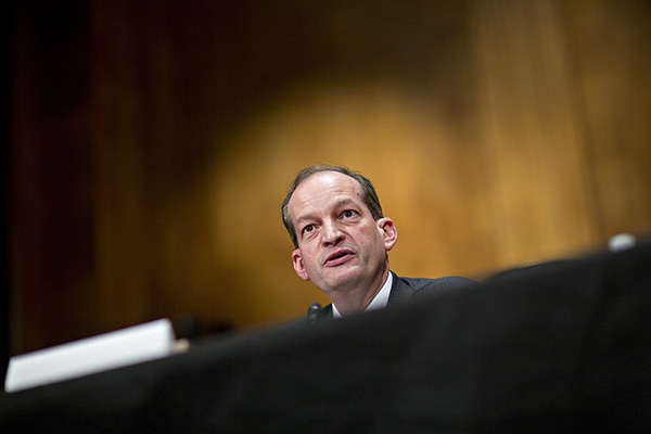  美参议院确认阿科斯塔任劳工部长，系特朗普首位拉美裔阁僚