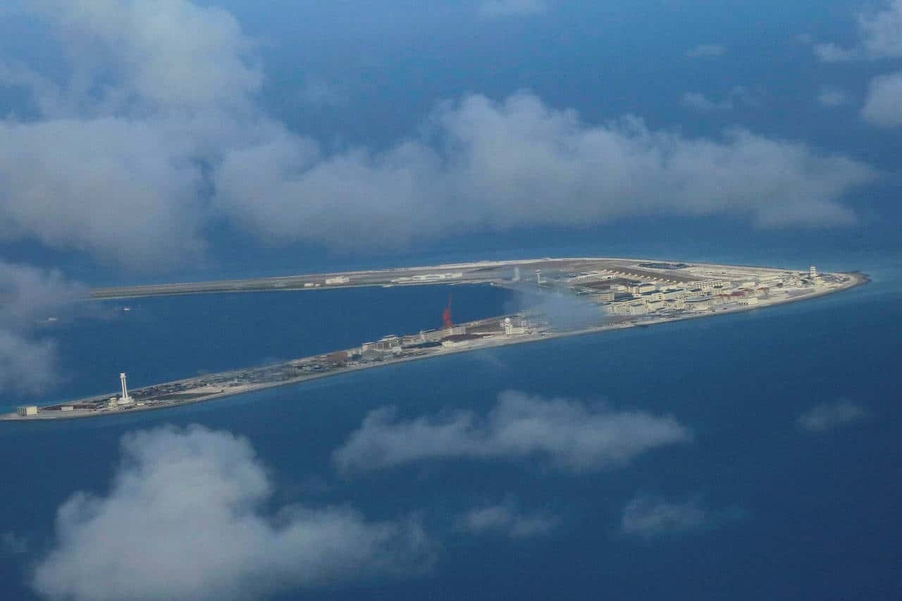  卫星图片显示中国继续在争议水域岛礁修建设施