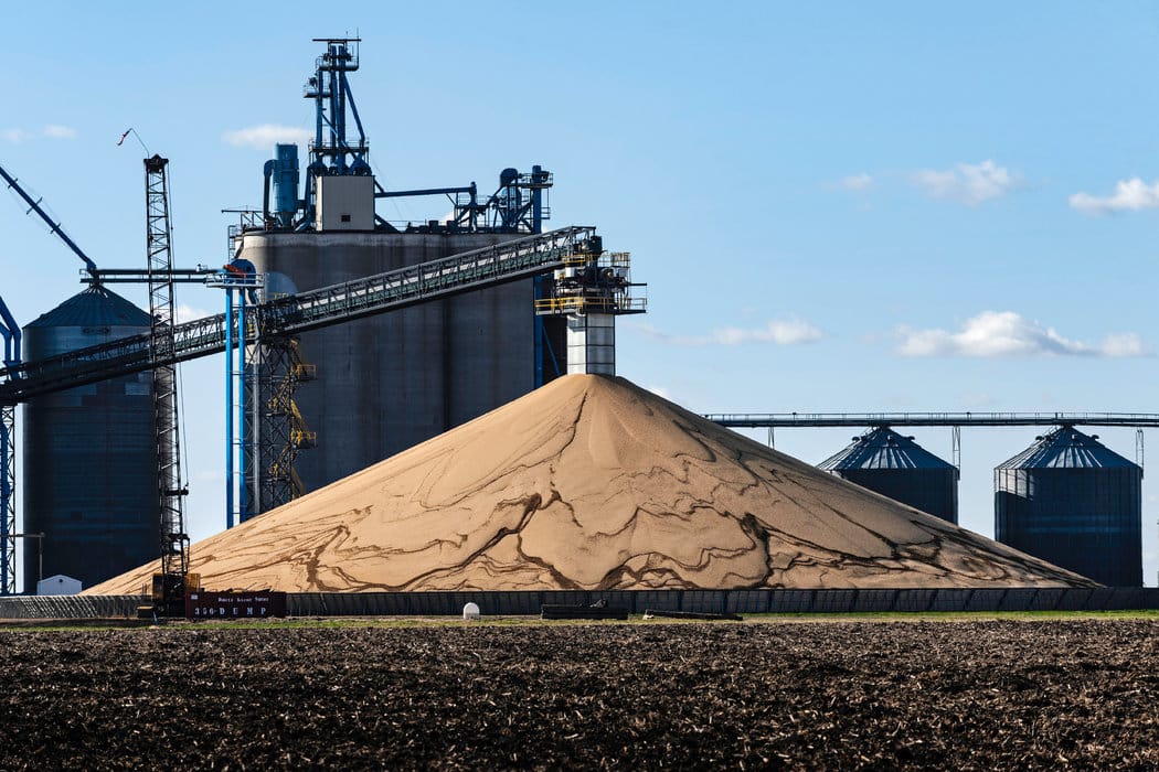  美国农民的大豆腐烂前，贸易战能结束吗？