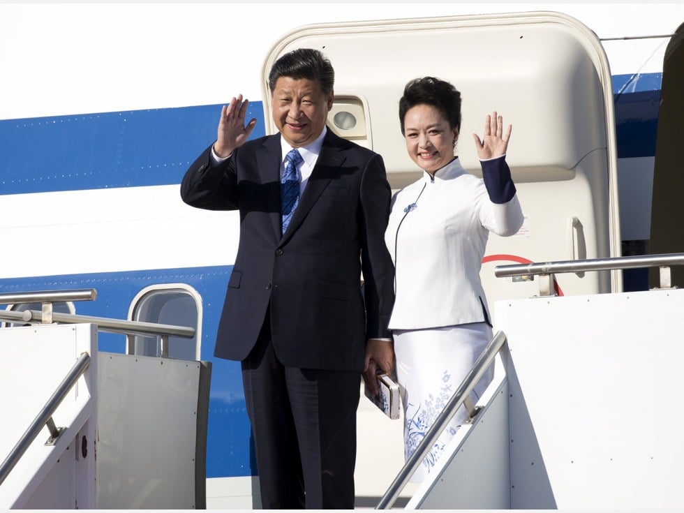  习近平抵达西雅图 与彭丽媛牵手出场