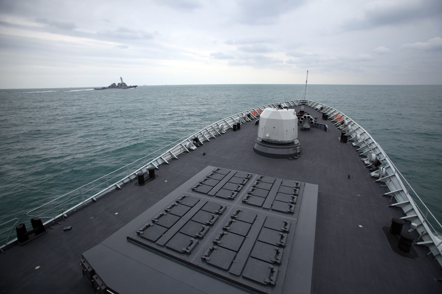  中美军舰在长江口海域演练“意外相遇”