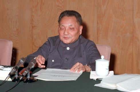  邓小平：解放思想，实事求是，团结一致向前看