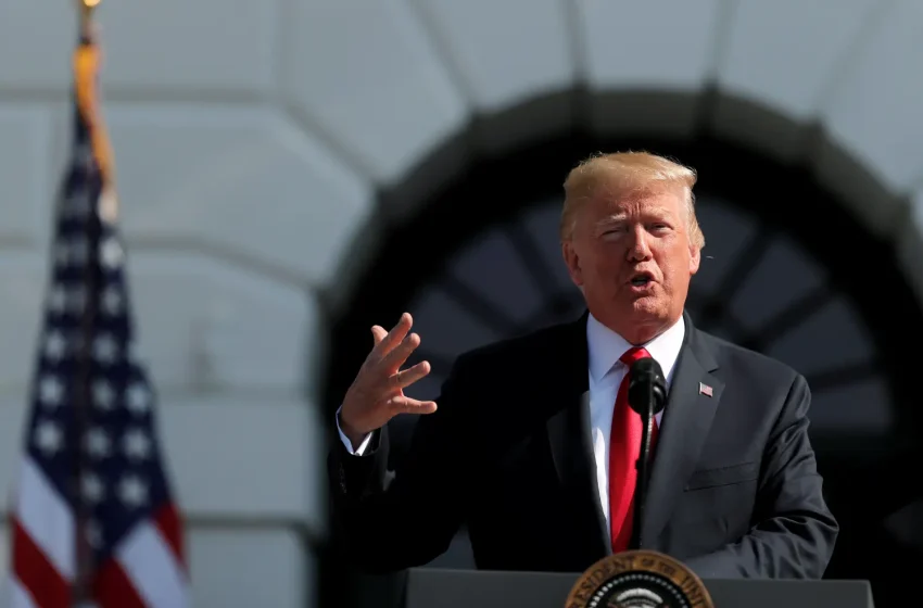  《纽时》专栏：美国在搬起石头砸自己的脚